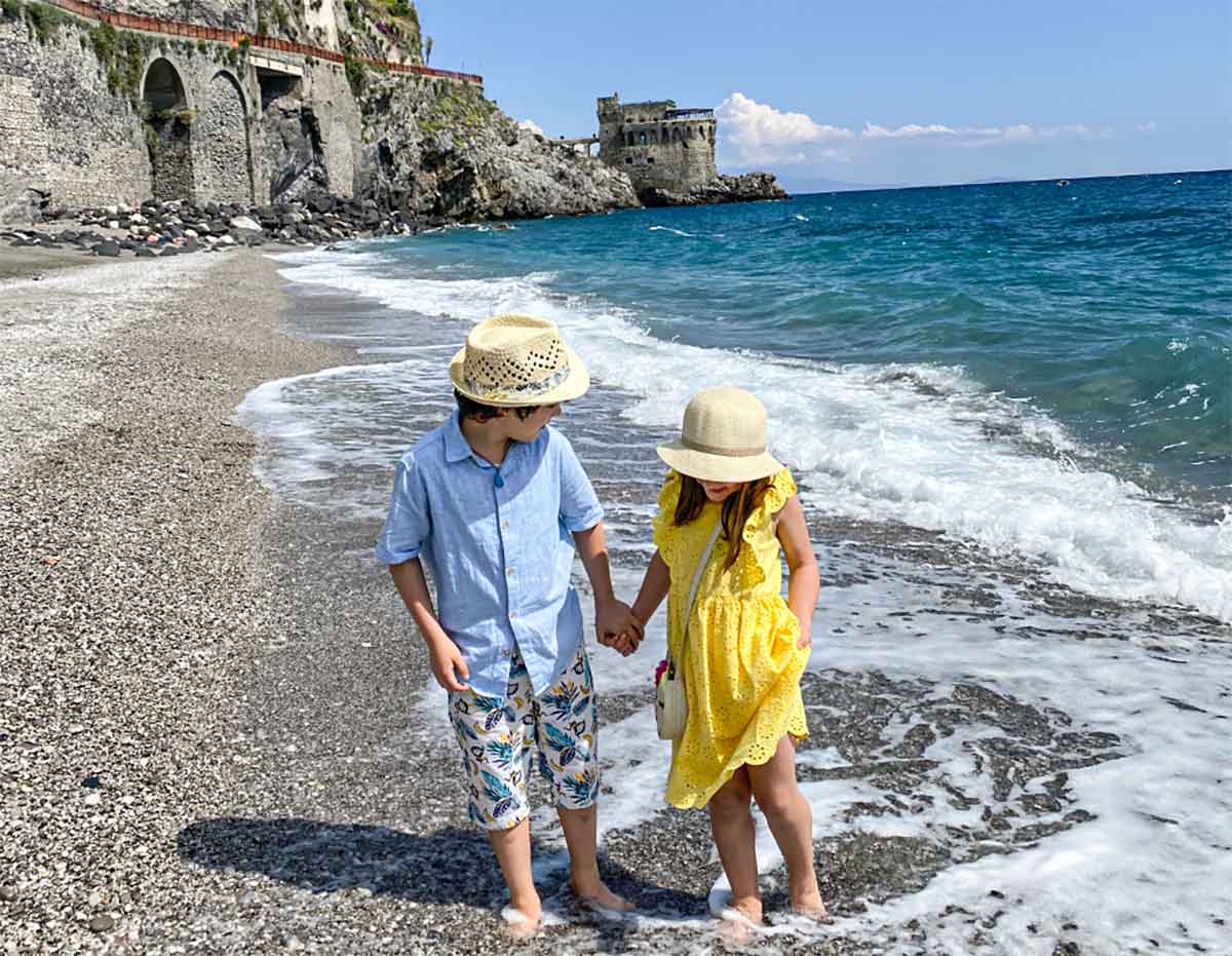 bambini al mare