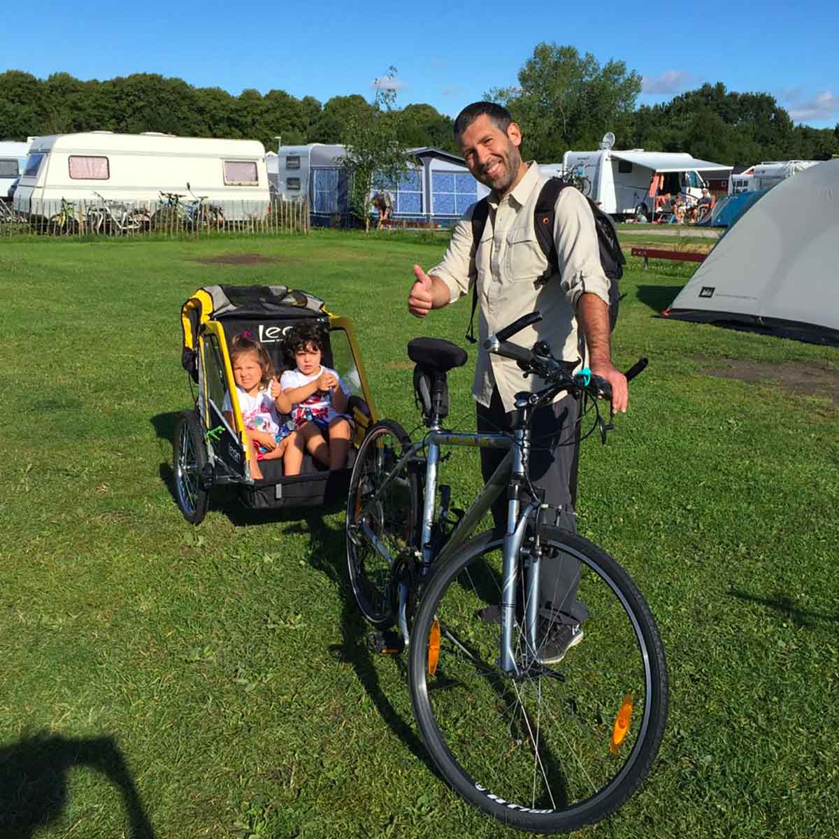 papà con bambini in bici
