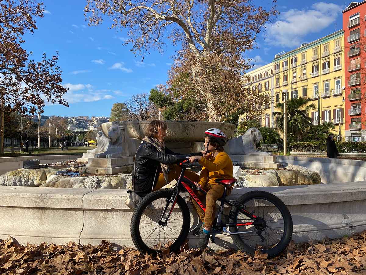 bambino in bici a Napoli