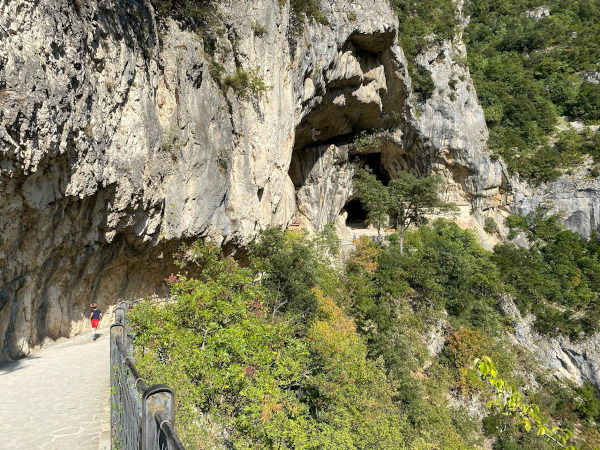 bambino che percorre sentiero vicino alla roccia