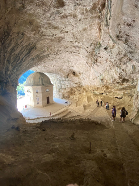 tempio in una grotta