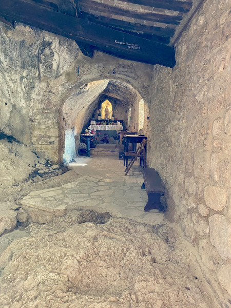 interno di un tempio tutto in sasso