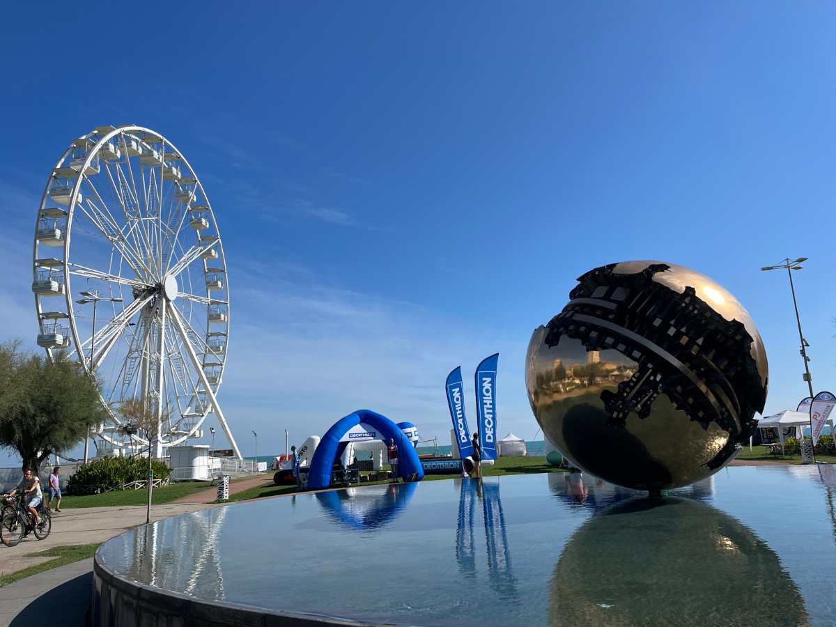 ruota e opera a Pesaro sul lungomare