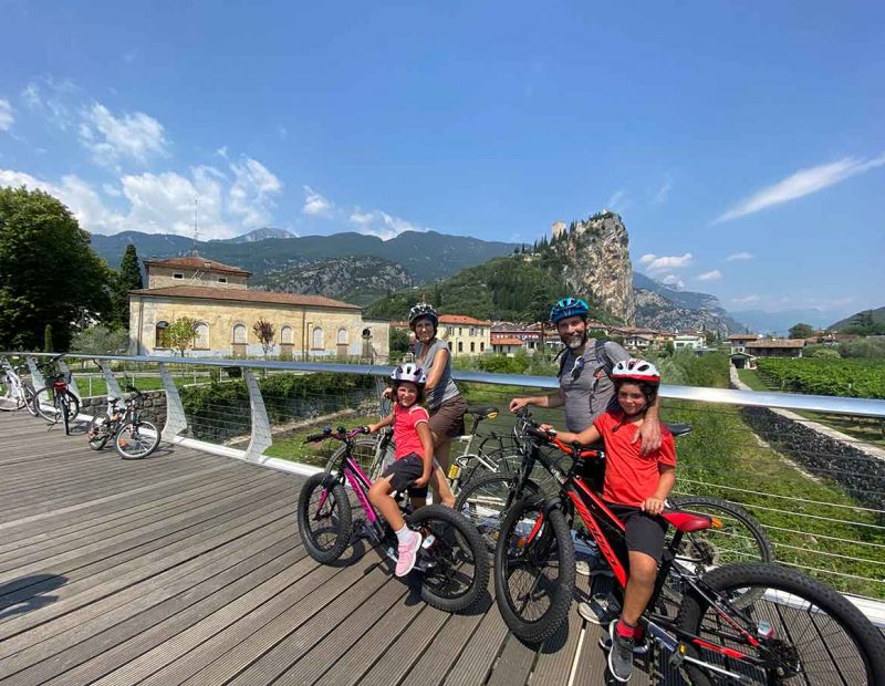 famiglia in bici