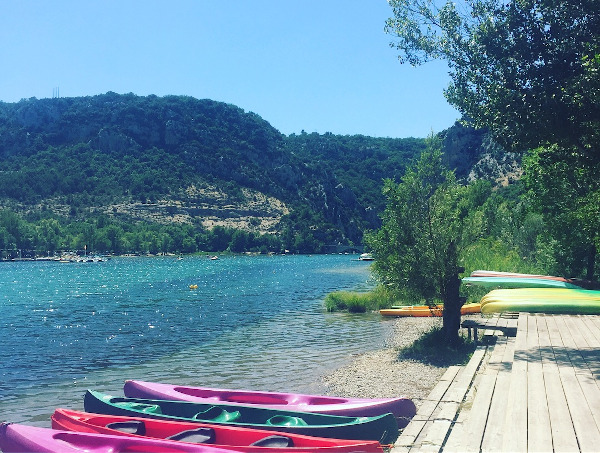 lago con canoe in primo piano