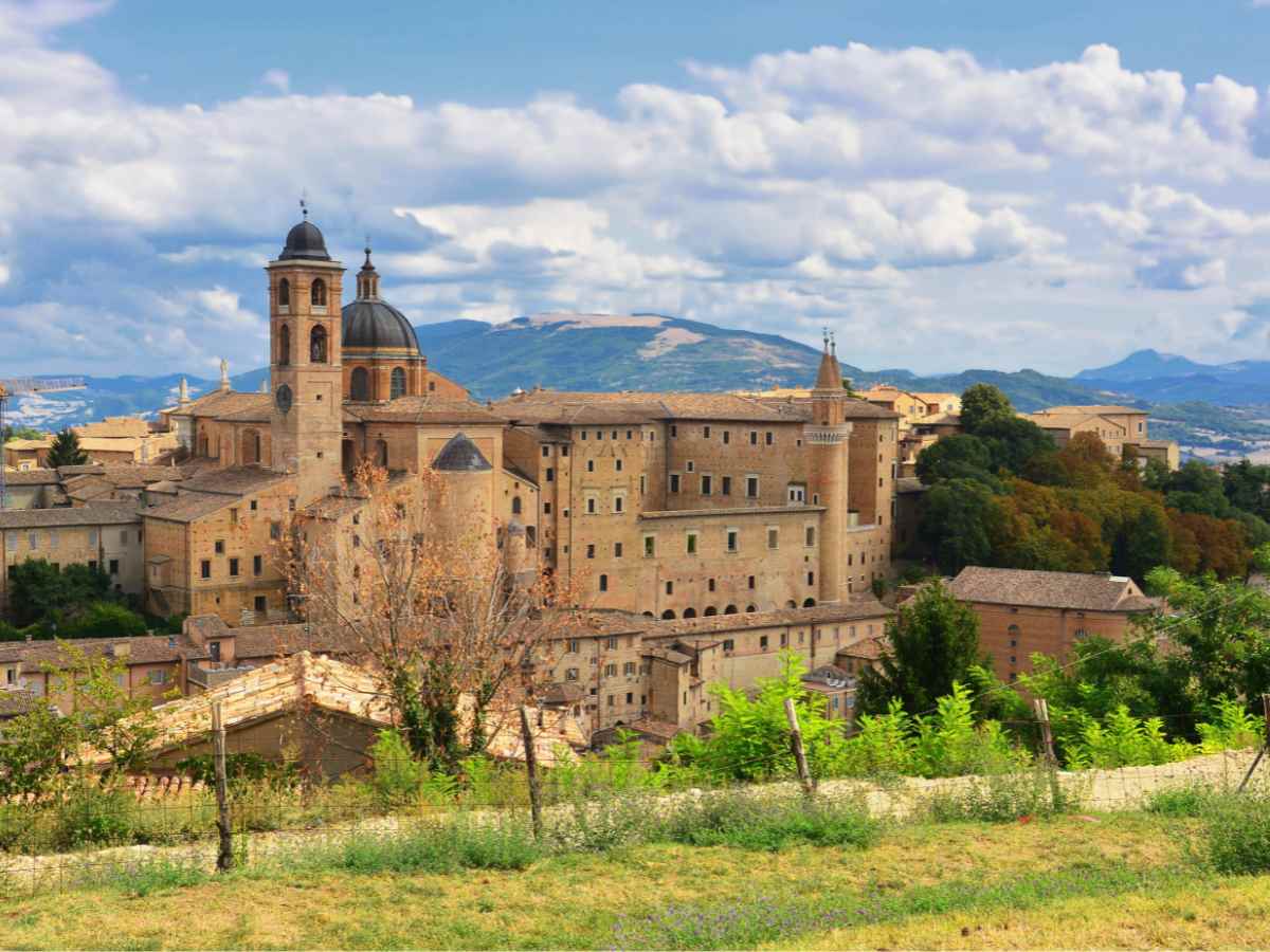 urbino vista da lontano