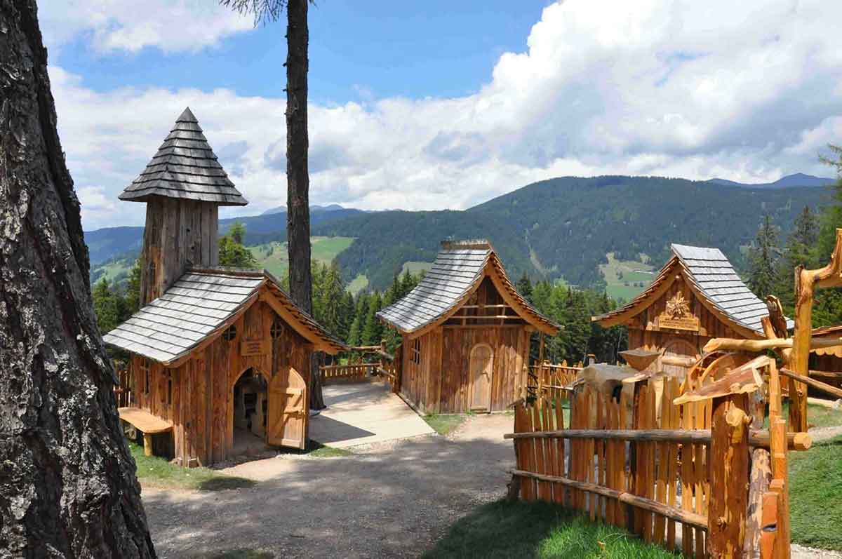 villaggio gnomi di san candido casette di legno
