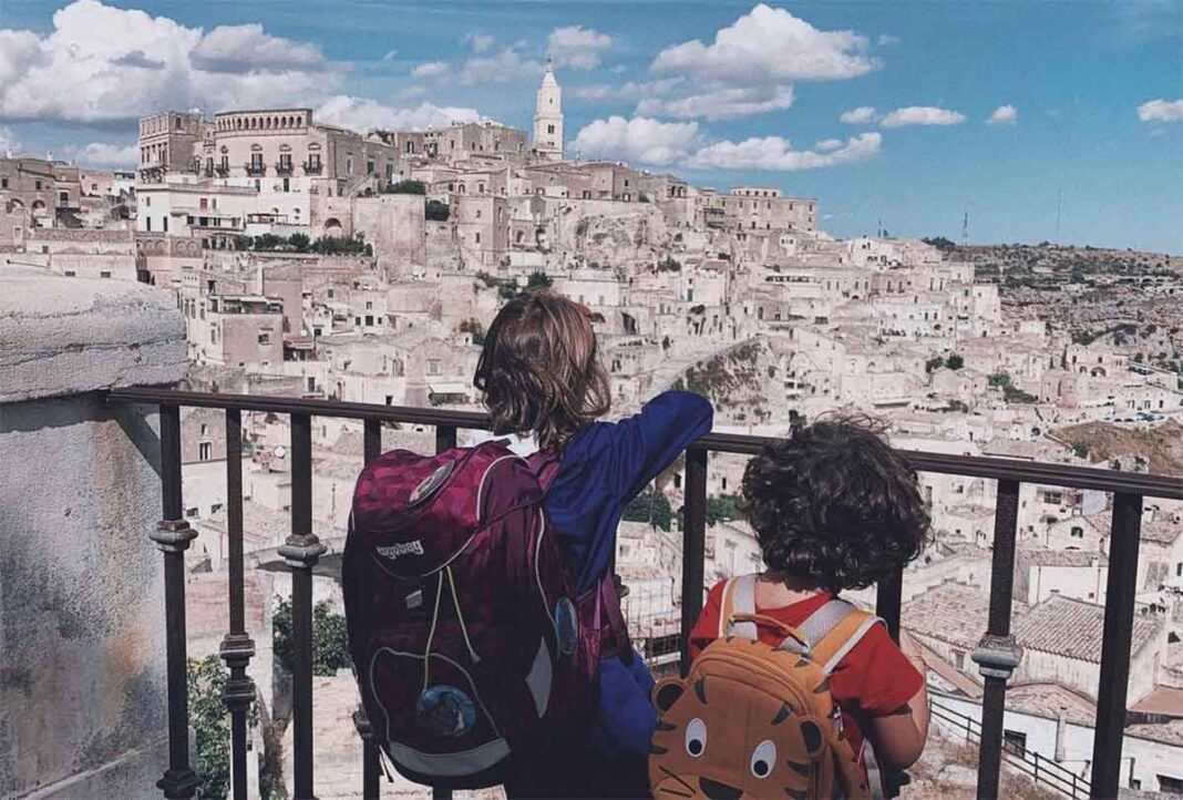 bambin idi spalle su lbelvedere di Matera