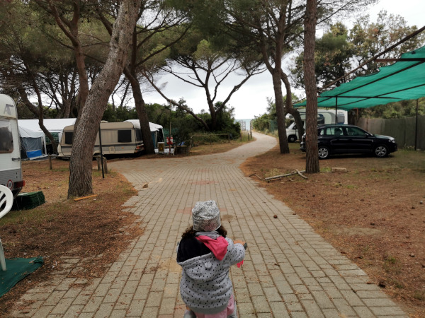 bimba in bici nel vialetto che arriva al mare