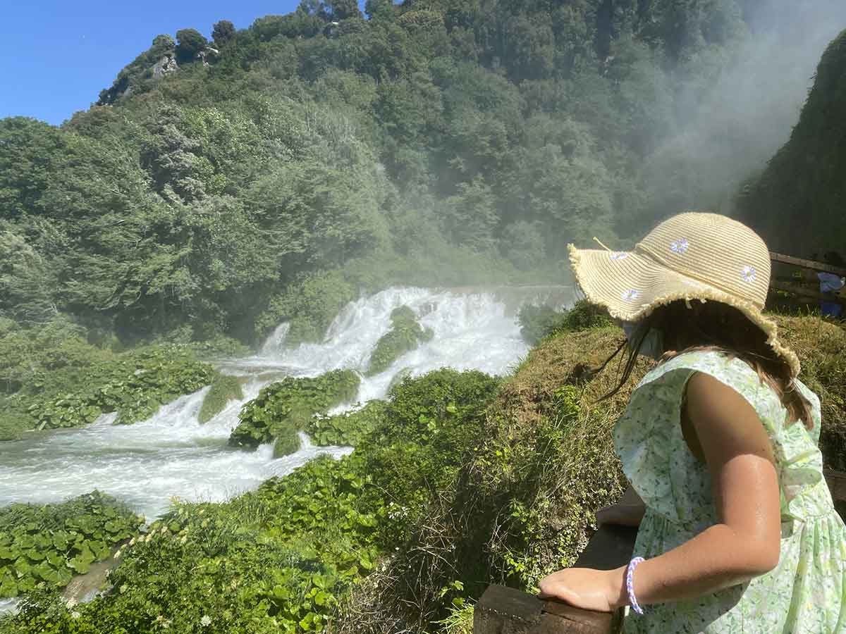 cascate delle marmore bambina di spalle