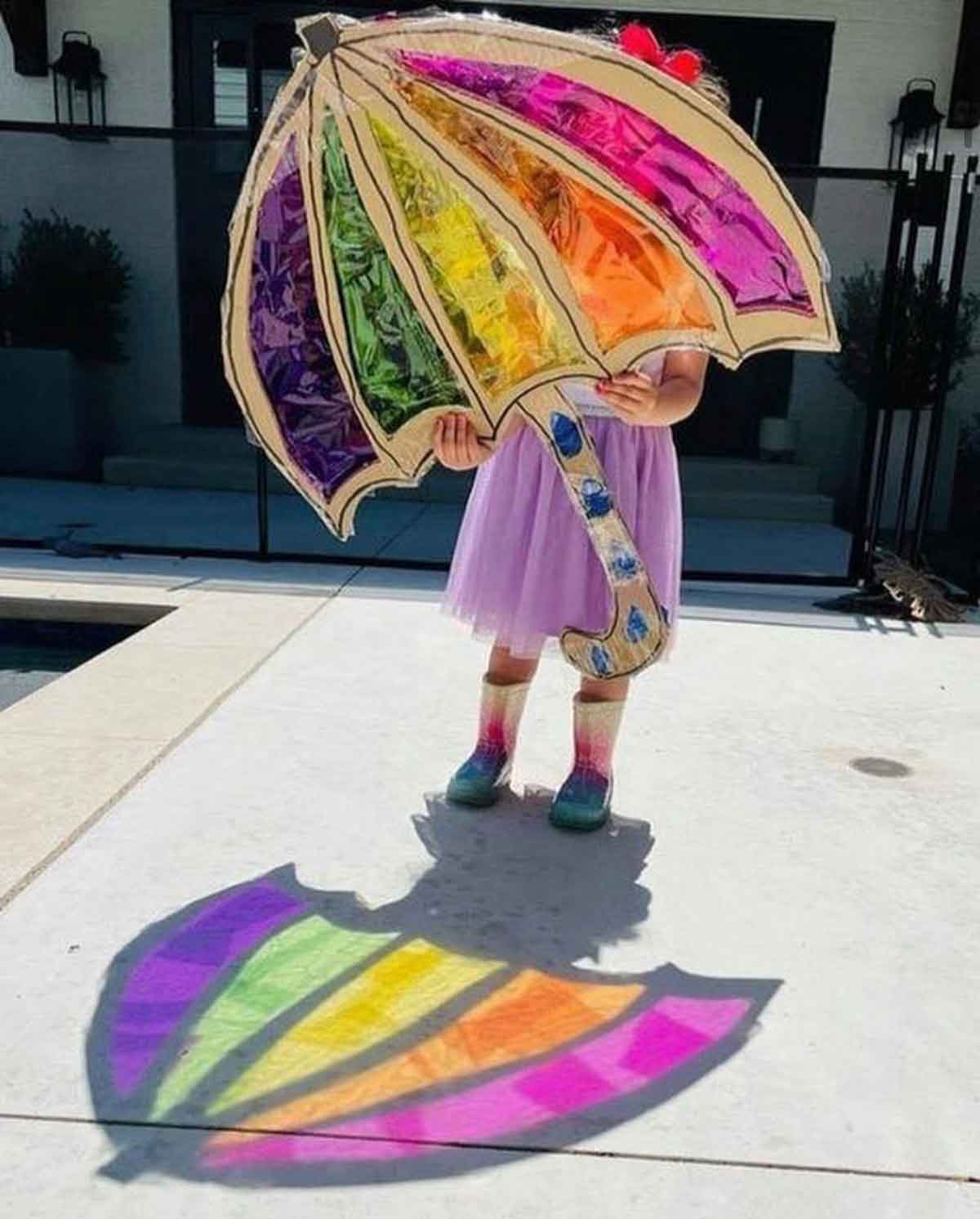 bambina con ombrello arcobaleno