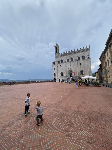 bambini che corrono in una piazza rossa