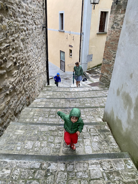 bambini che salgono scalinata in sasso