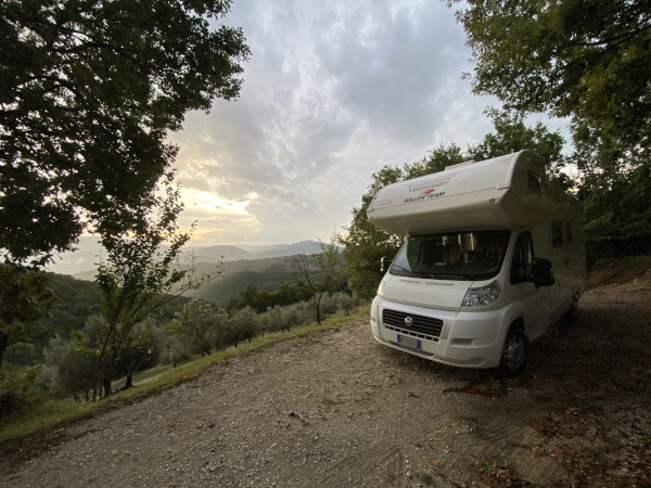 camper parcheggiato su sterrato