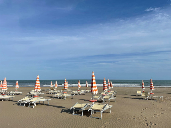 spiaggia con ombrelloni e lettini