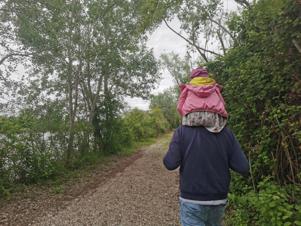 bimba sulle spalle del nonno nel sentiero