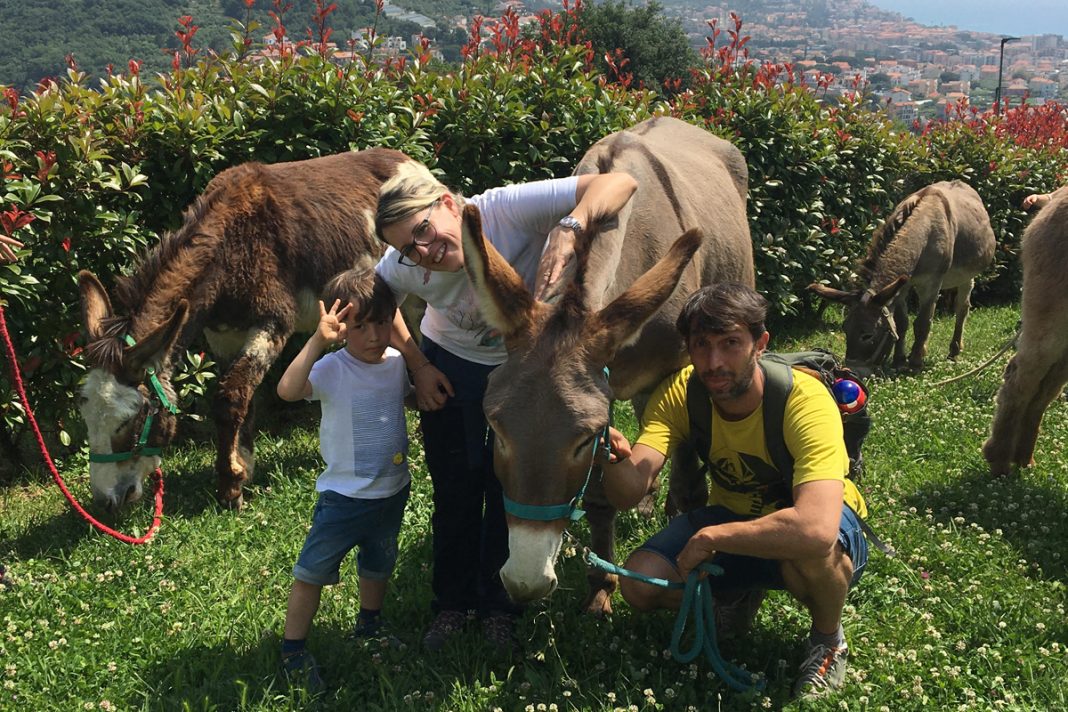 famiglia con asino trekking liguria