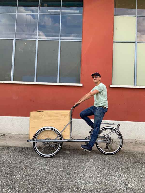 papà su cargo bike