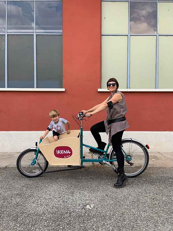 mamma e bambino su Cargo bike