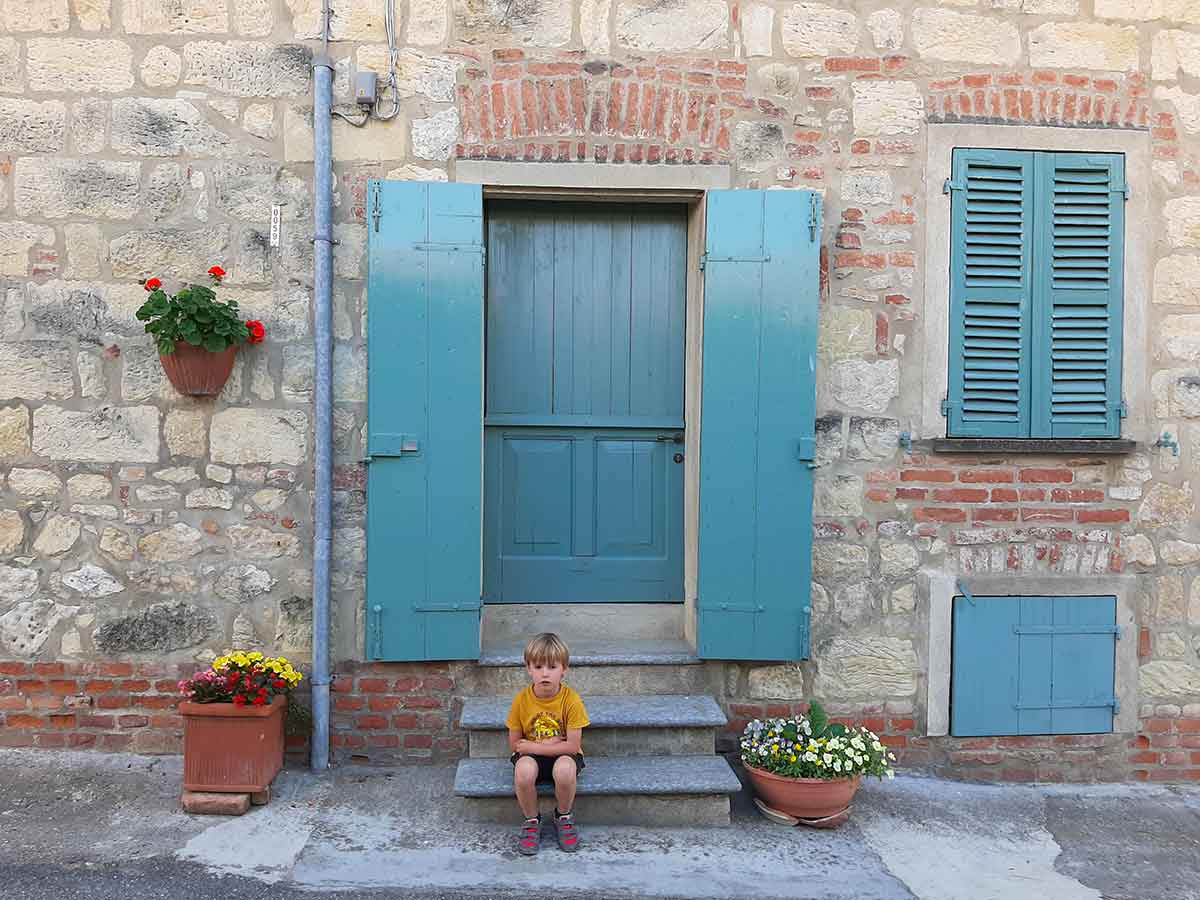 bambino porta azzurra