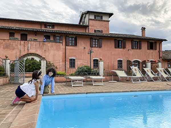 bambini a bordo piscina