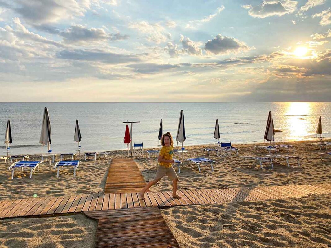 bambino sulla spiaggia