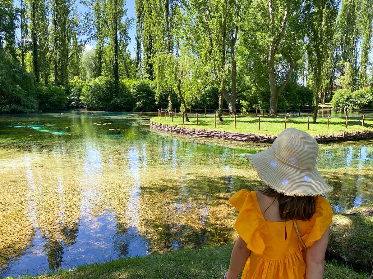 bambina con cappello di spalle fonti del clitunno