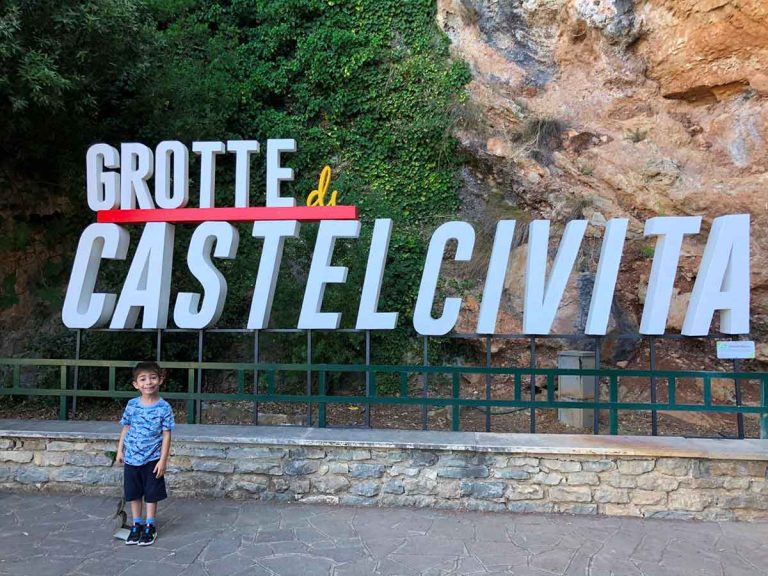 bambino all'ingresso delle grotte di Castelcivita