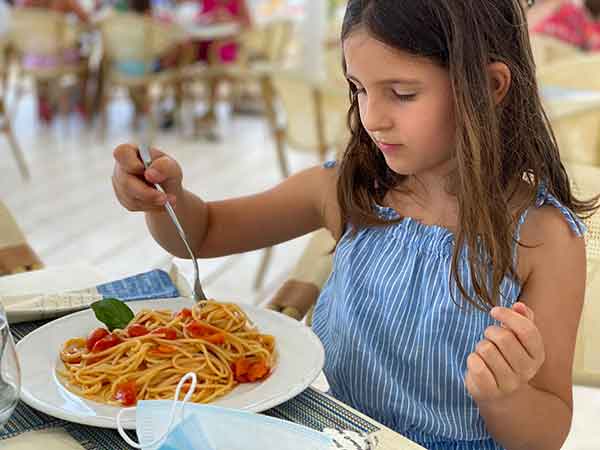 bambina mangia spaghetti