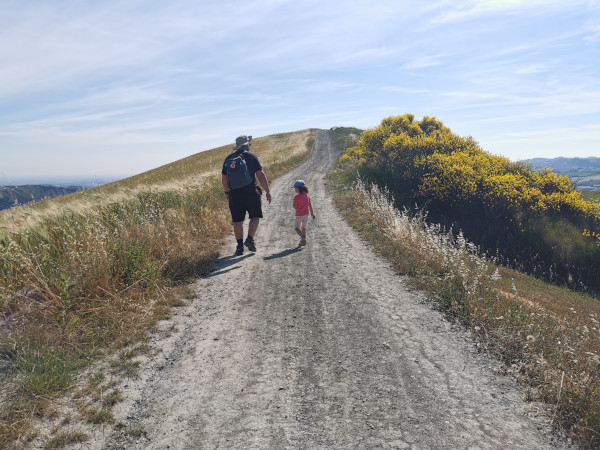 padre e figlia lungo il sentiero