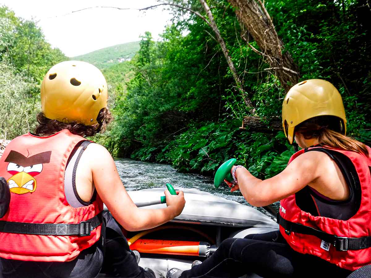 bambini fanno rafting