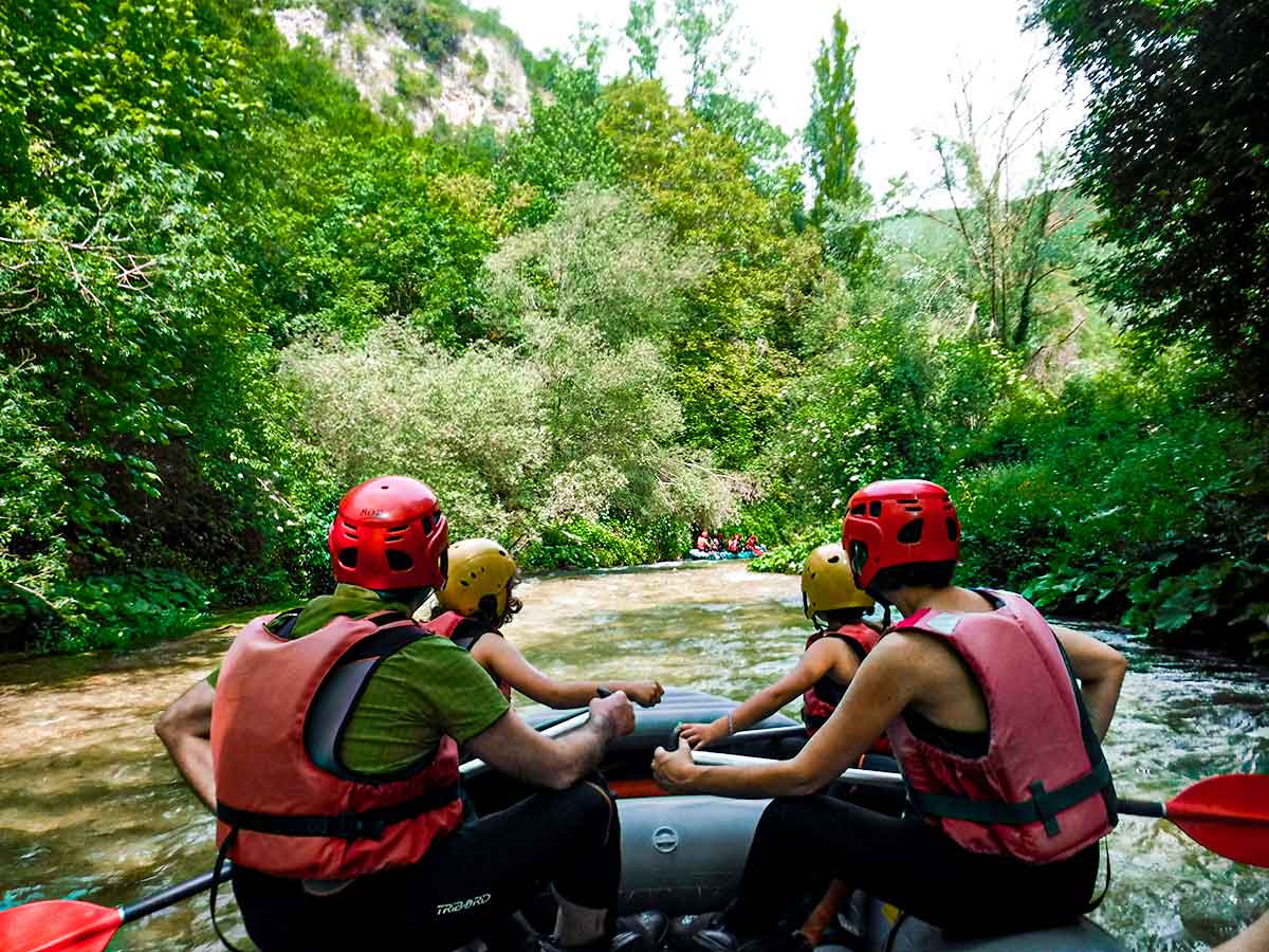 famiglia fa rafting