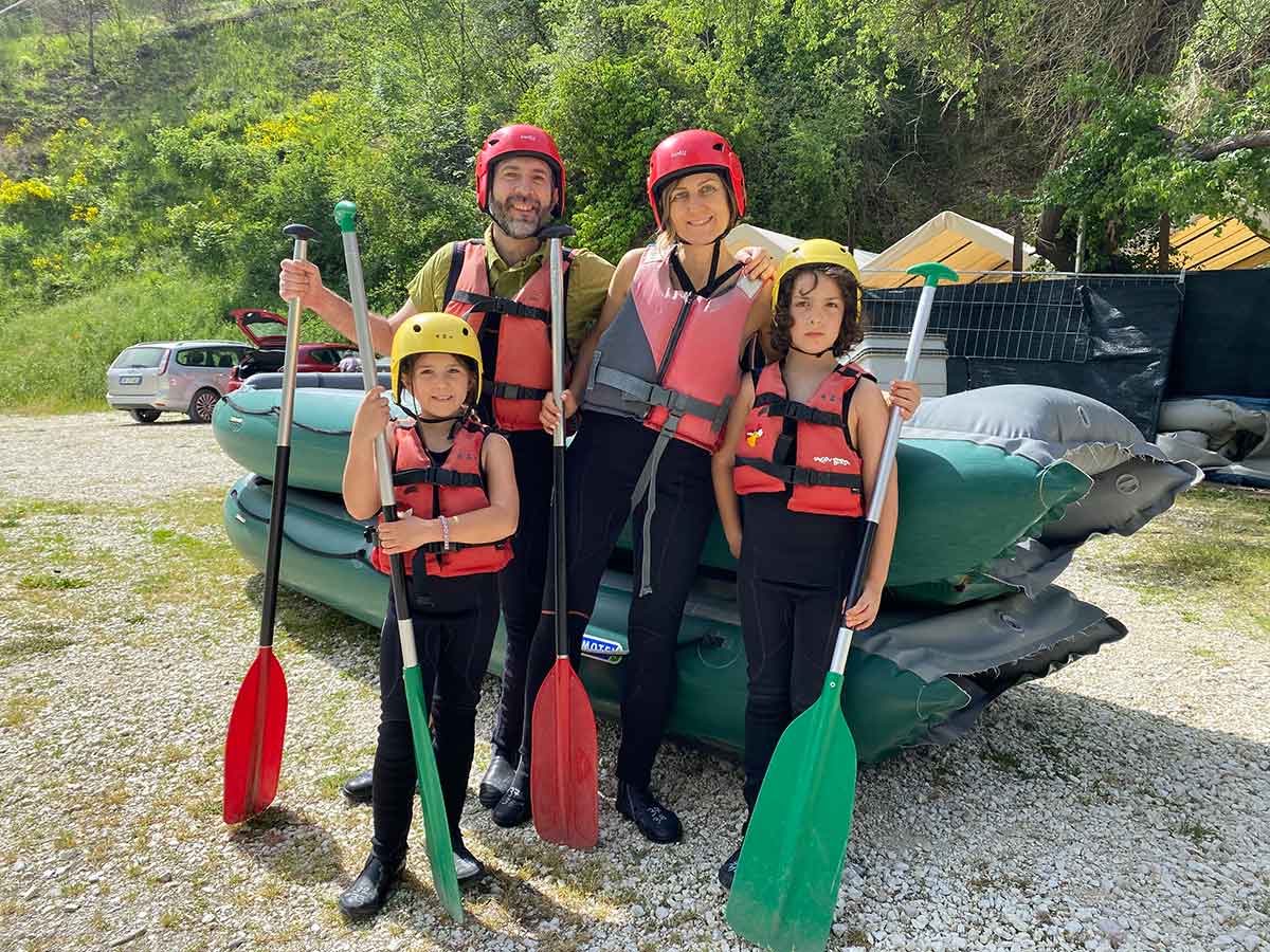 famiglia con remi prima del rafting