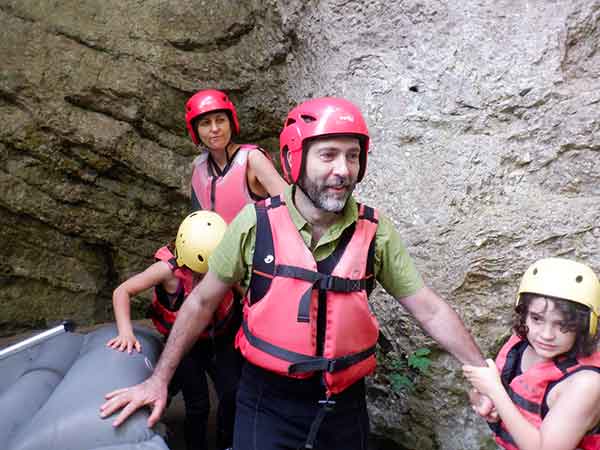 famiglia fa rafting