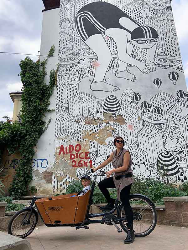 mamma e bambino in cargo bike