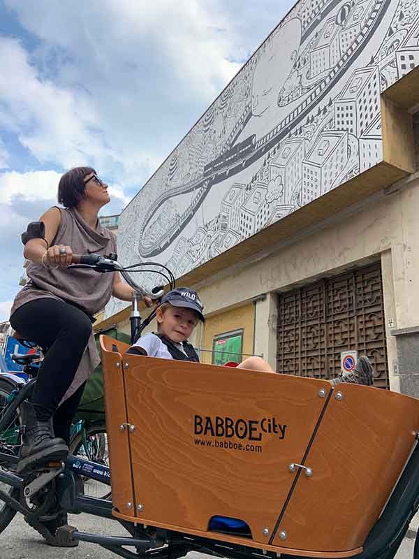 mamma e bambino in cargo bike