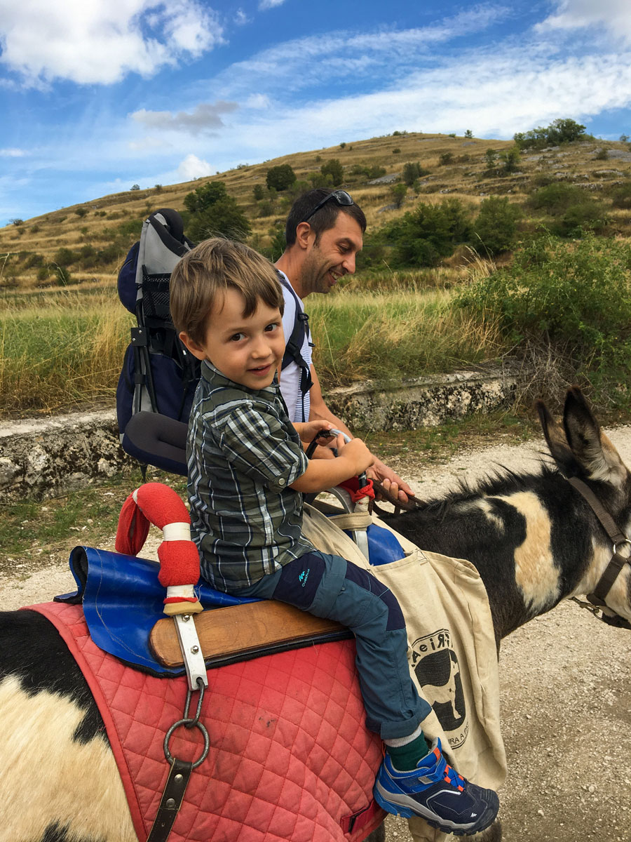 papà e bambino trekking Abruzzo asini 