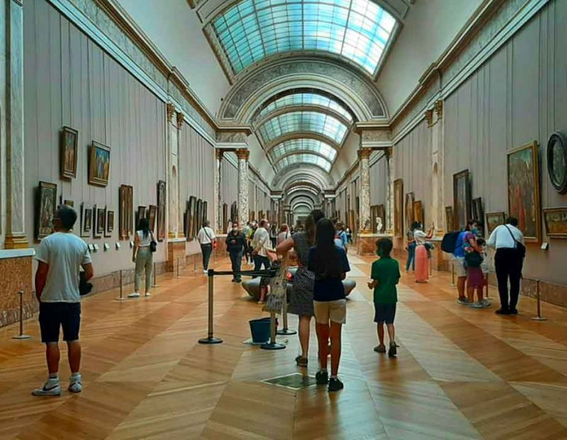 bambini al louvre