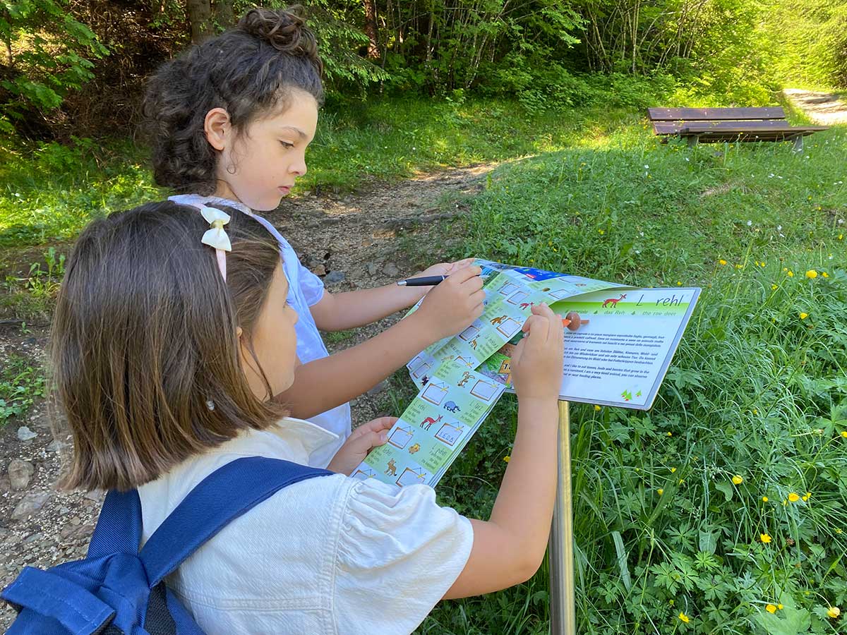 bambini con mappa