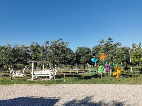parco giochi e zona bbq e tavoli