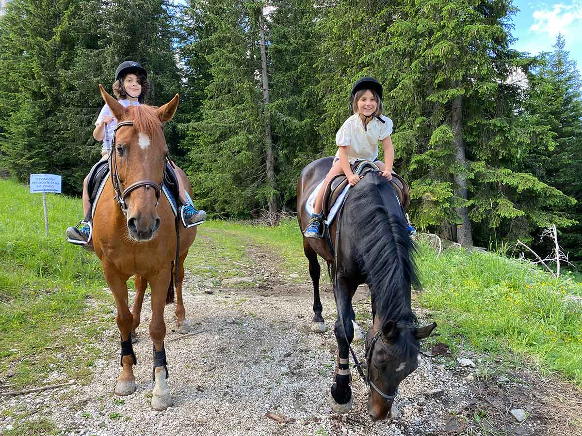 bambini a cavallo