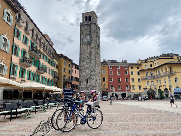 famiglia in bicicletta