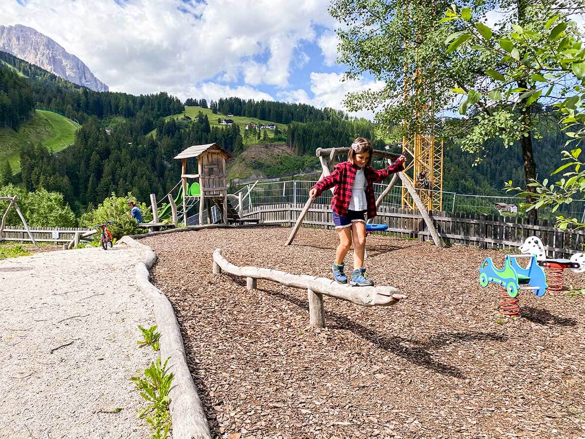 bambina in parco giochi in val gardena