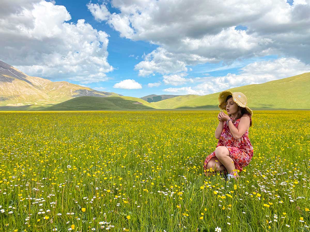 bambina in campo di fiori