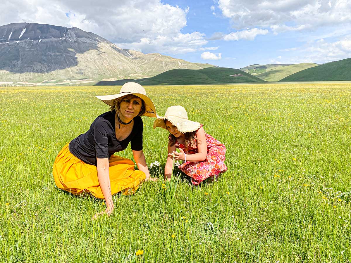 mamma e figlia in campo di fiori