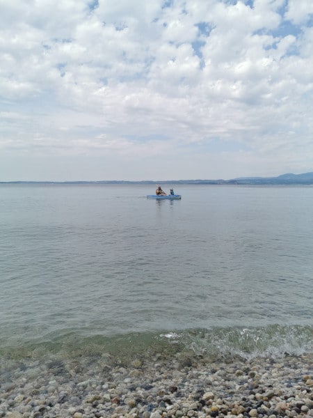 kayak in mezzo al lago