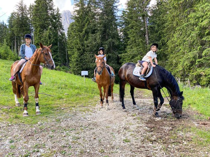 mamma e bambini a cavallo