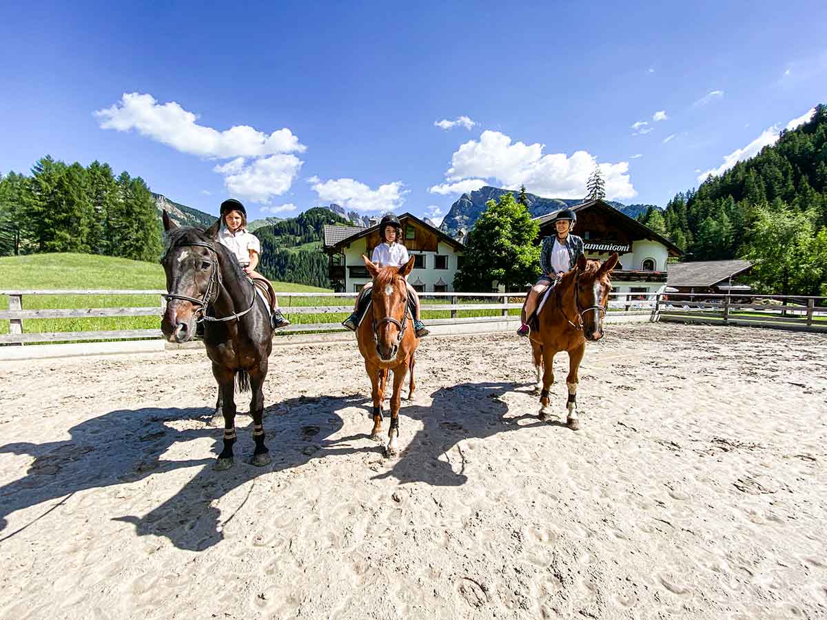 mamma e bambini a cavallo