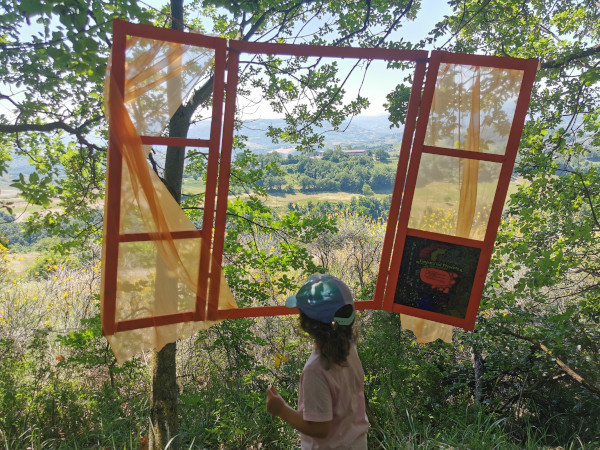 bimba guarda da una finestra appesa il panorama