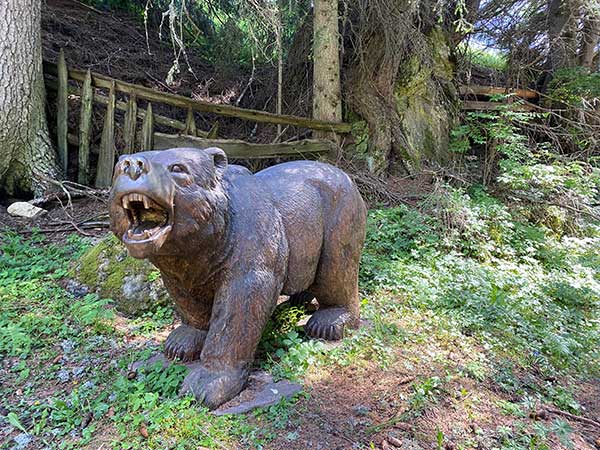 orso intagliato nel legno